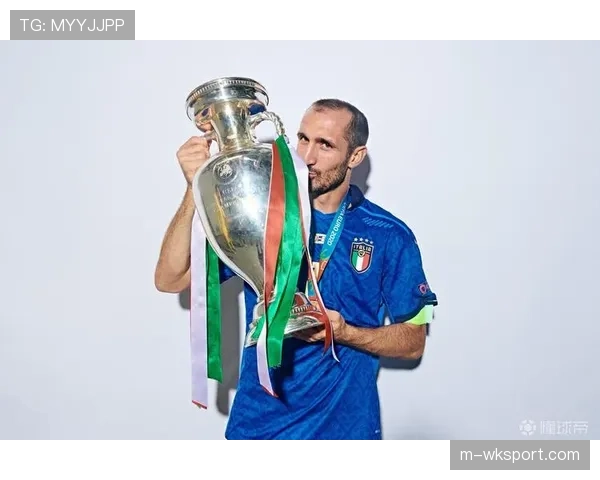 特写：39岁基耶利尼现场观战，眼神凝视着尤文后防线